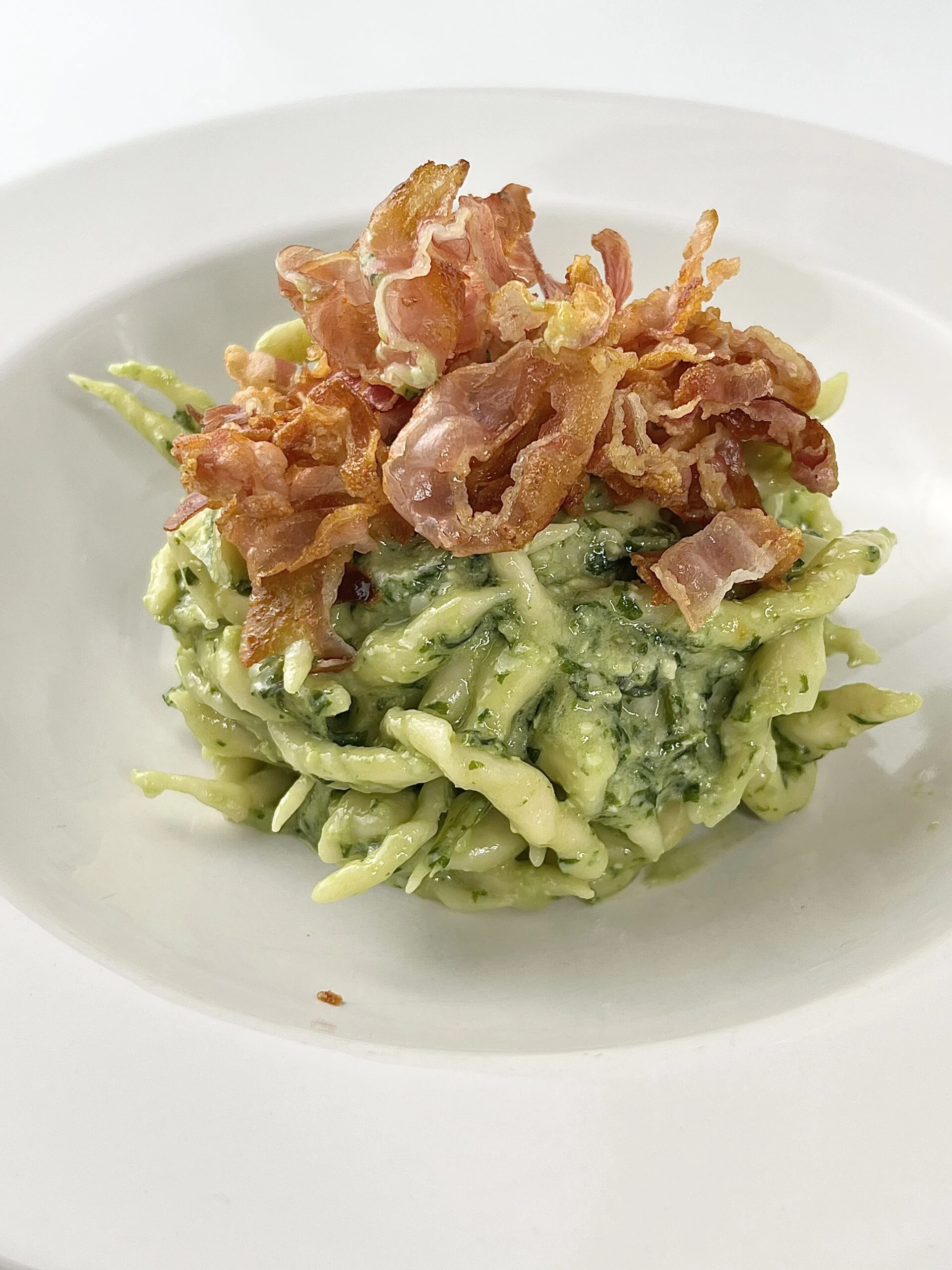 trofie-al-pesto-chips-pancetta