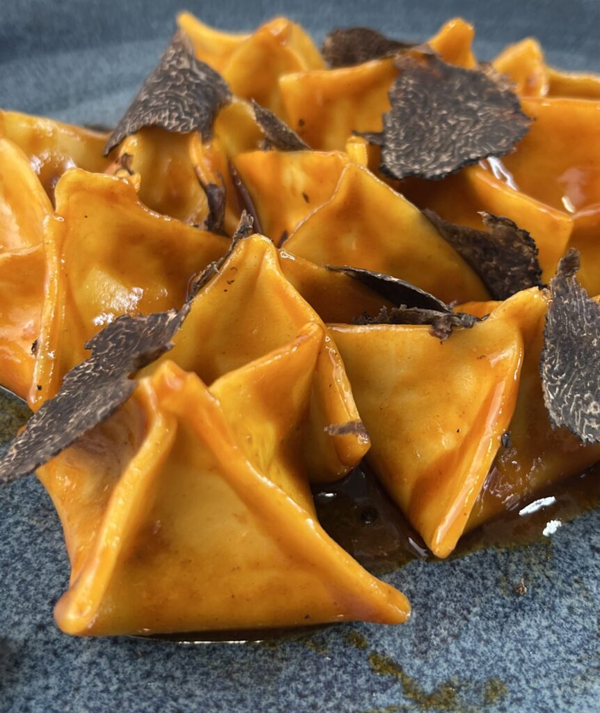 Fagottini à la ricotta, gambero rosso et truffe noire