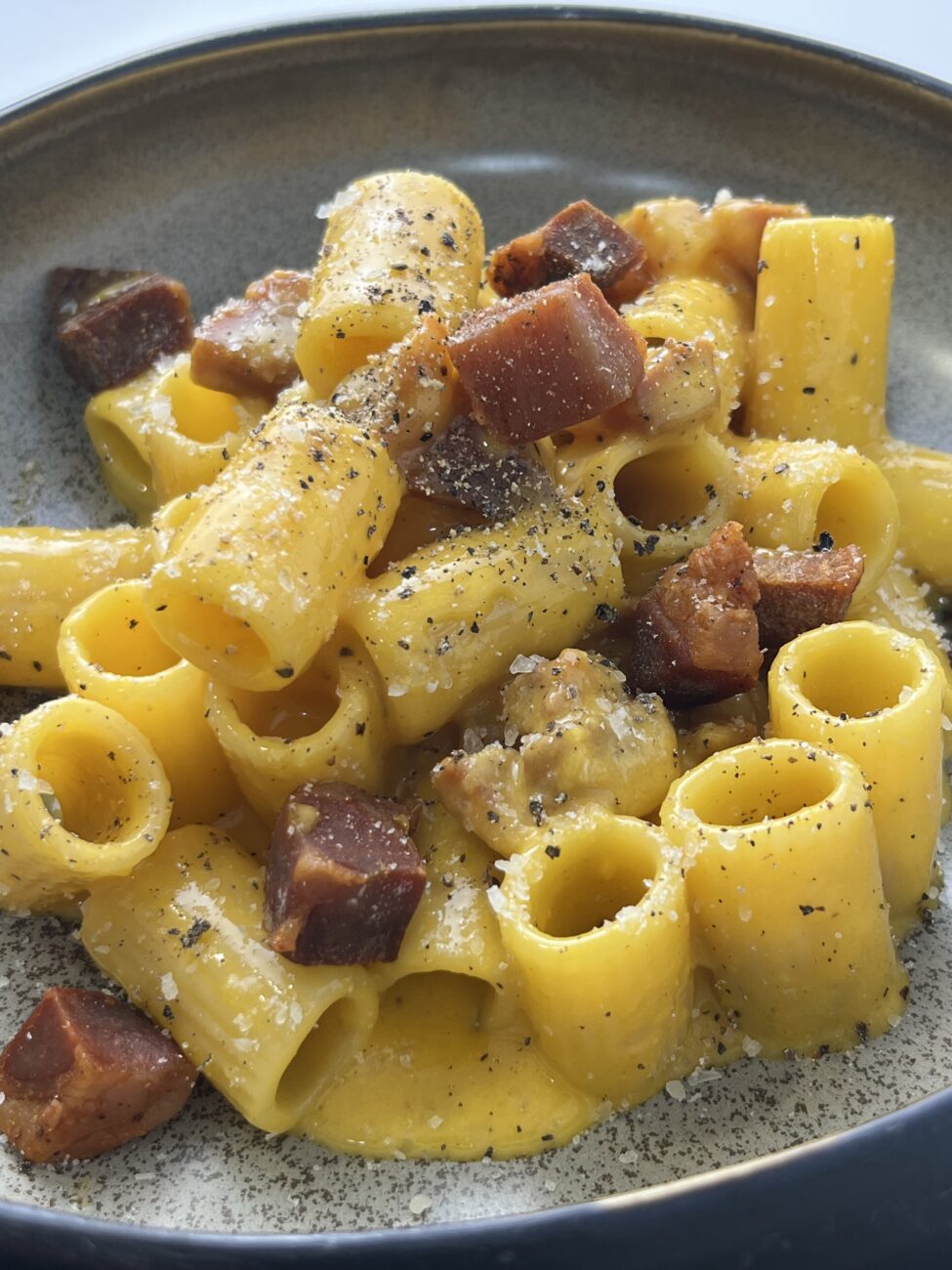 Mezzi rigatoni à la carbonara