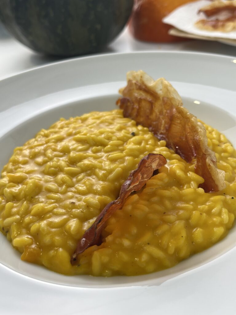 Risotto à la courge et chips de speck