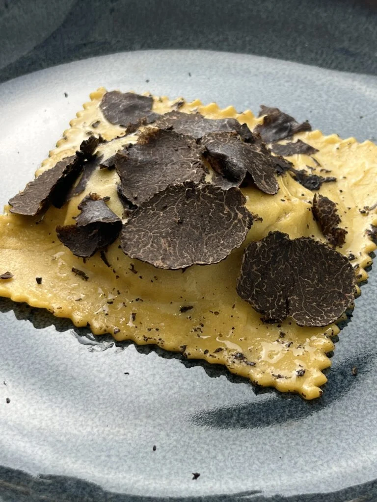 raviolo-jaune-coulant-truffe-noire