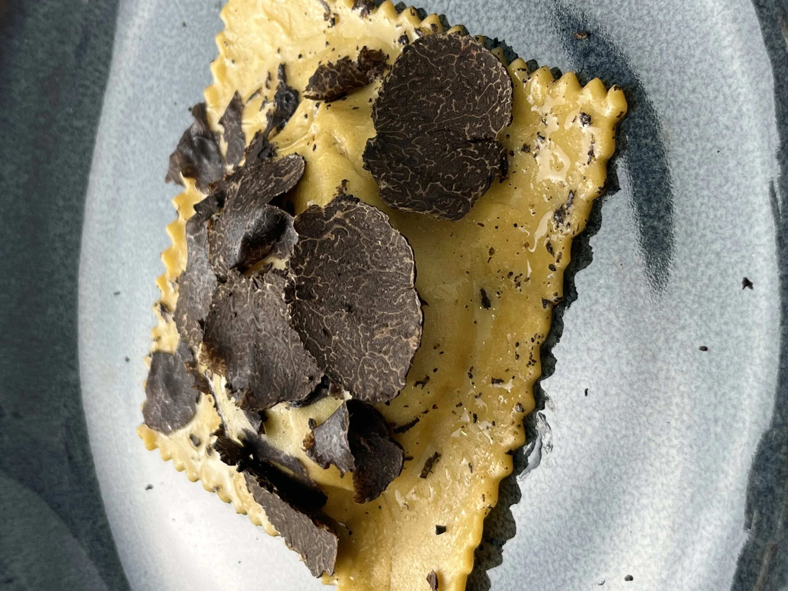 raviolo-jaune-coulant-truffe-noire