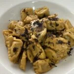 Raviolo au jaune d&rsquo;œuf coulant et truffe noire