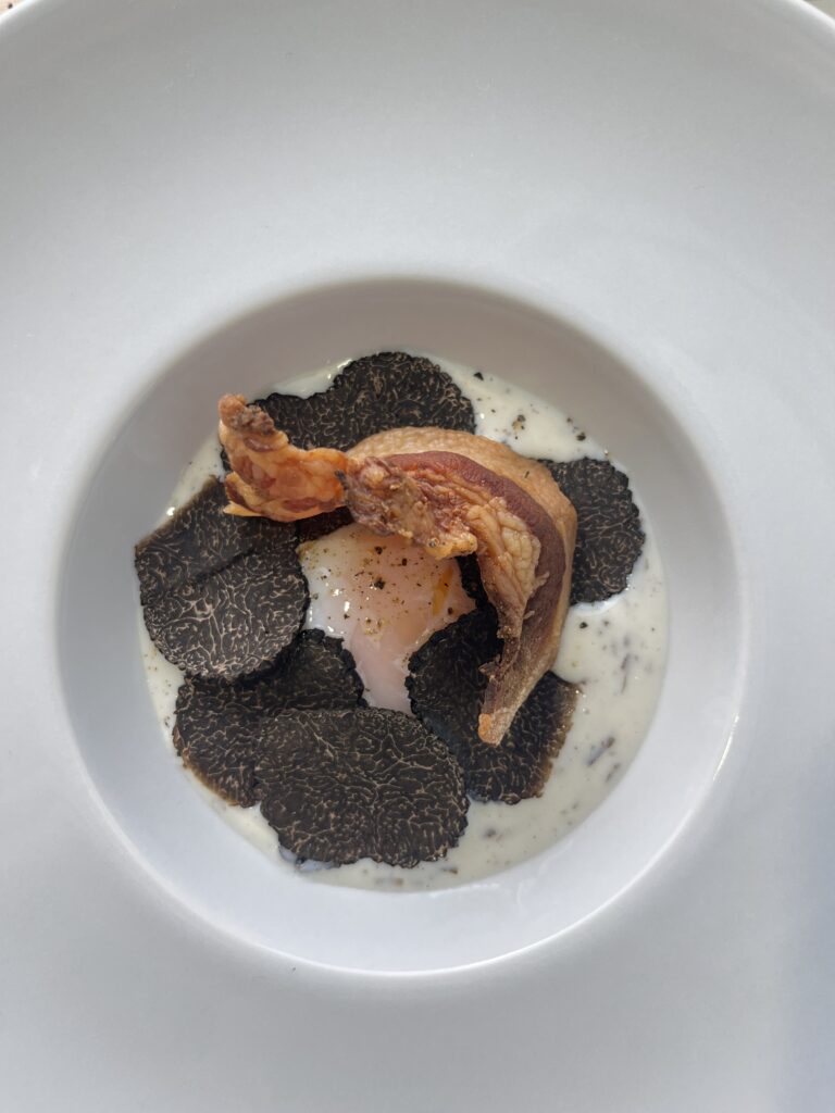Œuf parfait, crème de pecorino, guanciale et truffe noire