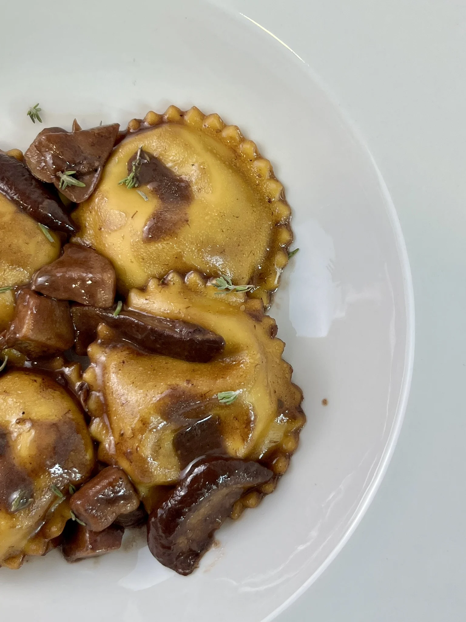 ravioli-cèpes-ricotta-jus-de-cepes-au-vin-rouge