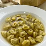 Le bouillon parfait pour les tortellini in brodo