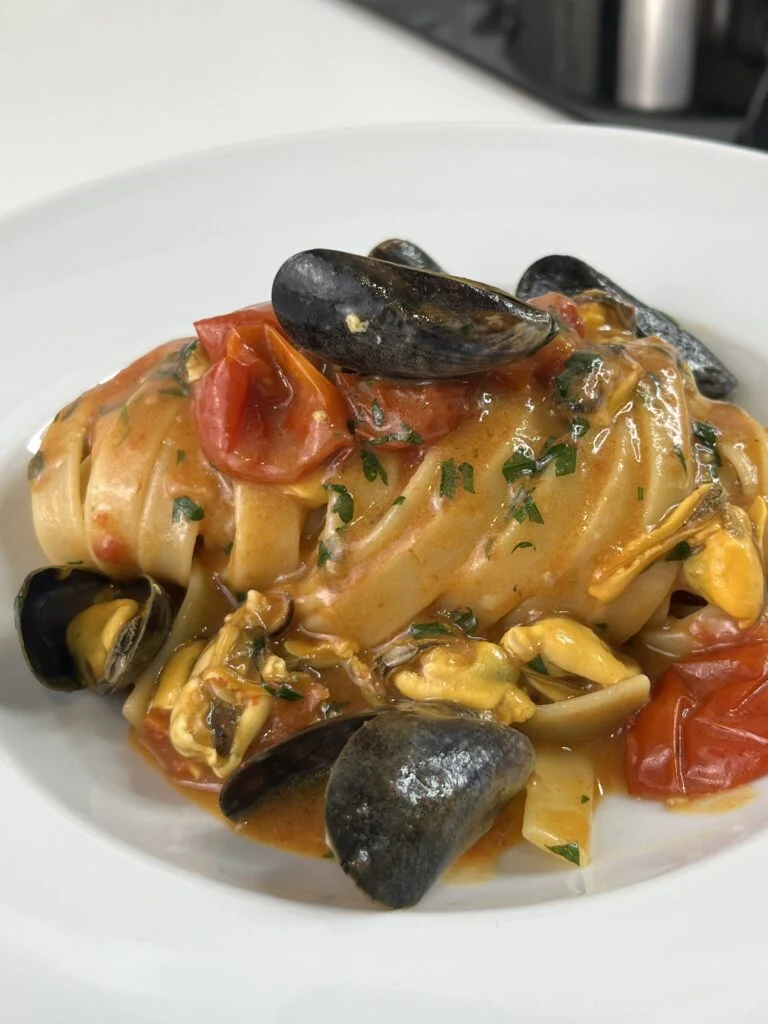 fettuccine-aux-moules-et-tomates-du-piennolo